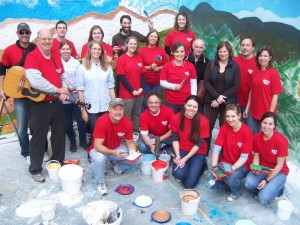 Bénévoles avec mural