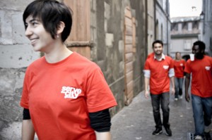 Bénévoles souriants